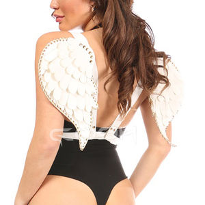 Arnés de Alas de Ángel de Cuero Sintético Hecho a Mano, Epaulettes Góticos con Alas y Tachuelas Doradas y Detalle de Costura de Látigo - Product Image 5