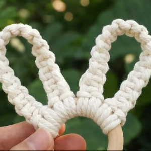 Juego de Servilleteros de Conejito para el Día de la Madre, Servilletero de Orejas de Conejo de Macramé Hecho a Mano, Decoración de Mesa de Primavera, Decoración de Mesa Boho para Pascua - Product Image 1