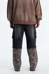 Jean cargo bicolore pour homme, denim foncé, style streetwear avec poches latérales, look tendance - Product Image 2