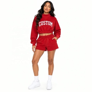 Ensemble décontracté rouge pour femme : sweat-shirt à col montant taille haute et short, avec logo personnalisé, haut court oversize et fourrure, tenue de détente - Product Image 1