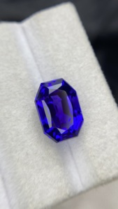 พลอยแทนซาไนต์สีน้ำเงินเข้มทรงแปดเหลี่ยมเจียระไนแบบเรเดียนท์ คุณภาพเยี่ยม พร้อมพลอยโซไซต์ธรรมชาติ น้ำหนัก 9.03 กะรัต - Product Image 3
