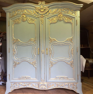 Armoire en bois vert peinte à la main, décorée de motifs classiques et de finitions dorées, disponible à prix de gros. - Product Image 4