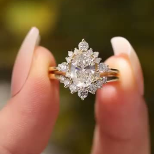 Anillo de Compromiso Iced Jewelz Moissanite, Corte Ovalado de 3.10 Quilates, Engaste de Garras, Oro Amarillo de 14k, Joyería Fina Romántica, Superventas - Product Image 1