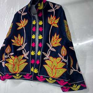เสื้อแจ็คเก็ตกำมะหยี่ปักลายสวยงามสะดุดตา งานฝีมือประณีต ดีไซน์ลายดอกไม้หลากสีสันและศิลปะพื้นบ้าน โดดเด่นเป็นเอกลักษณ์ แฟชั่นที่สะท้อนความเป็นตัวคุณ - Product Image 6