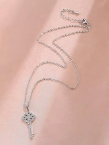 Collar con Colgante de Llave Plateada para Mujer, Elegante Joyería con Moissanita - Product Image 3