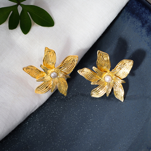 Boucles d'oreilles clous en argent sterling 925 plaqué or 18 carats, motif fleur de lys avec perle, bijoux texturés botaniques tendance pour cadeau - Product Image 2