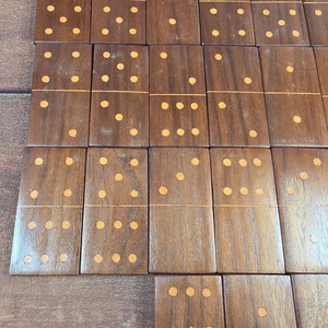 Juego de Dominó Doble Seis de Madera de Colores ILAHI, 28 Piezas, Ecológico, Tallado y Grabado, Diseño Antiguo, Caja Rectangular Alta de Madera - Product Image 1