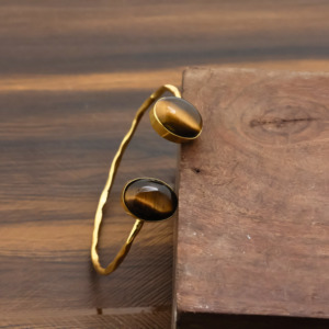 Brazalete chapado en oro de 18k martillado con ojo de tigre |   Brazalete de Joyería con Piedras Preciosas Naturales Únicas - Product Image 2