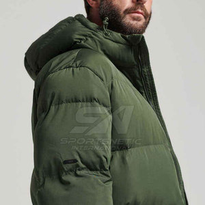 Abrigo largo acolchado resistente para clima frío, con corte largo y material acogedor para viajes. - Product Image 5