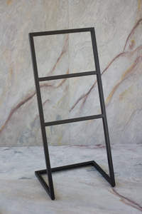 Toallero de metal de estilo industrial para baño con tres barras colgantes, accesorio de baño resistente y de alta resistencia para el hogar - Product Image 2