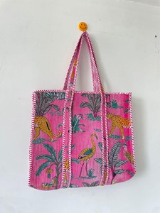 กระเป๋าโท้ทสีชมพูทันสมัยลายควิลท์ พร้อมลายพิมพ์ลายเสือดาวและนกฟลามิงโกแบบแฮนด์บล็อก สไตล์โบฮีเมียน กระเป๋าถือแบบเปิดด้านบนสำหรับผู้หญิง - Product Image 1