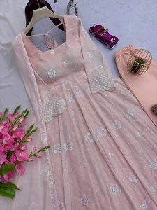 Robe de mariée ethnique indienne tendance pour l'hiver/été, en modal et faux georgette, avec broderies lourdes et sequins, Salwar Kameez coupe ajustée - Product Image 5