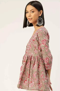 เสื้อผ้าผู้หญิงทำมือ ผ้าฝ้าย 100% คอแบบผูก ทรงเอไลน์ ลายดอกไม้ธรรมชาติฤดูร้อน พิมพ์ลายแบบชาวชาวชนเผ่าจากเมืองไจปุรี สไตล์ลำลอง เป็นมิตรกับสิ่งแวดล้อม ซักได้ - Product Image 4