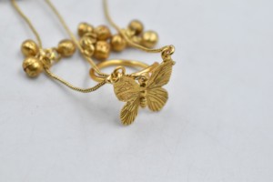 Bracelet de main papillon en laiton plaqué or Hathphool, bijou de poignet perlé floral pour femme, idéal pour les soirées - Product Image 3