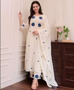 Ensemble Kurta et pantalon en coton avec broderie artisanale et dupatta – Tenue ethnique haut de gamme pour les célébrations festives et les tenues de bureau sophistiquées - Product Image 1