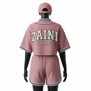 Ensemble short de baseball pour femme en tissu polyester lisse premium 180 gsm, rose poudré, avec bande latérale et logo brodé. Ensembles pour femmes. - Product Image 2