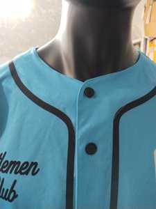 Camiseta de Béisbol para Hombre Gentlemen Club, Azul y Negro, Manga Corta, Logotipo Bordado, Cierre de Botones, Corte Regular, Todas las Temporadas, Directo de Fábrica - Product Image 4