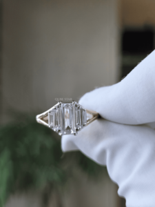 Bague à trois pierres en diamant de laboratoire taille émeraude 1,30 carat en or 14K certifiée IGI, avec pierres latérales coniques serties à griffes, bijoux de mariée raffinés - Product Image 2