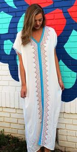 Robe maxi caftan bohème blanche avec broderies complexes turquoise et roses, vêtements de détente en coton biologique durable, robe caftan - Product Image 3