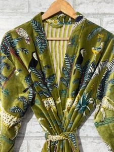 Bata Kimono de Terciopelo de Algodón Hecha a Mano: Bata Nupcial con Estampado de Tigre - Product Image 2