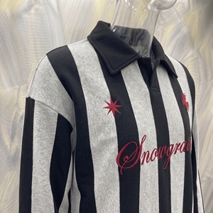 Camiseta de Rugby a Rayas Snowgrace, Manga Corta, Logotipo Bordado, Cuello en V, Corte Holgado, Transpirable, Ropa Unisex para Primavera/Verano - Product Image 2