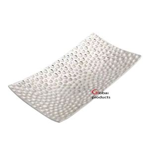 Plato de servicio de aspecto martillado de aluminio y metal con acabado plateado de aspecto moderno para restaurante y bar de hotel - Product Image 1