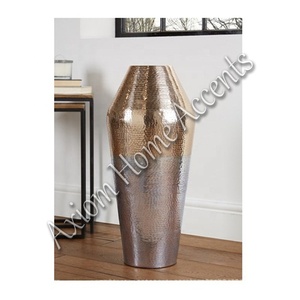 Jarrón de suelo de Metal de aluminio con acentos para el hogar Axiom moderno sofisticado, vidrio transparente para arreglos florales, decoración del hogar de mesa - Product Image 4