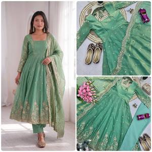 Costume Anarkali vert brodé avec dupatta, tenue traditionnelle indienne et pakistanaise pour femmes, coupe ample, longueur midi, en soie, pour mariage - Product Image 2