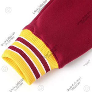 Cardigan universitaire pour hommes, col en V, couleur marron, avec bordure jaune et blanche, lettres brodées, style universitaire grec. - Product Image 4