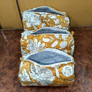 Juego de 3 Bolsas de Maquillaje Rectangulares Grandes para Mujer, Diseño Acolchado, Cierre de Cremallera Ecológico de Algodón, Resistentes al Agua - Product Image 1