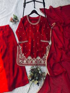 Ensemble de costume Sharara brodé rouge pour femmes avec dupatta |   Vêtements ethniques de créateurs pour mariages et fêtes - Product Image 4