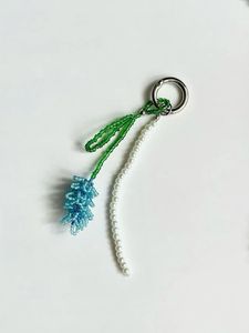 Magnifique porte-clés brodé de perles avec détails faits à la main pour la décoration de sacs et de clés - Product Image 1