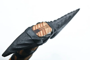 Hache viking à barbe faite à la main avec tête en acier carbone noir, manche en bois rayé, fourreau en cuir, design nordique, pour le camping en plein air - Product Image 2