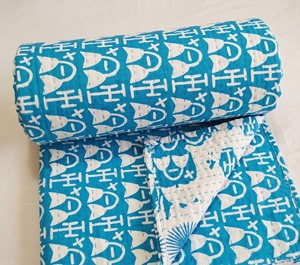 Edredón Moderno Estampado con Patrón Azul y Blanco, Hecho a Mano con Algodón Kantha, Decoración para el Hogar para Todas las Temporadas - Product Image 4