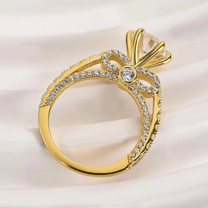 Anillo de compromiso de moissanita con diamante redondo de 2 quilates y engaste de pétalos de moissanita, con pavé de eternidad y diamantes en el borde. - Product Image 2