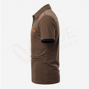 Polo à manches courtes marron pour homme avec poche poitrine et boutons aux épaules, design uni tissé décontracté - Product Image 3