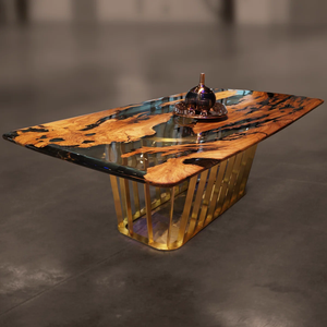 Table à manger moderne en bois massif avec bord naturel et plateau en résine époxy bleue, construction artisanale durable, qualité supérieure - Product Image 1
