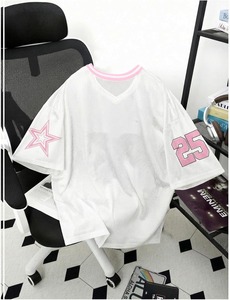 Camiseta de malla blanca y rosa para mujer, número 25, cuello en V, manga corta, ajuste holgado, transpirable, informal, con decoración de estrellas - Product Image 2