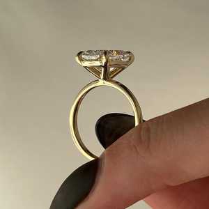 Énorme bague de fiançailles en or jaune 14 carats avec diamant de laboratoire allongé de 5 carats, taille coussin, ajustement parfait, certifiée IGI - Product Image 3