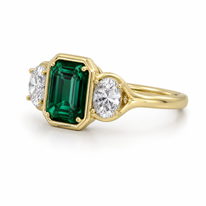 Anillo de Compromiso y Boda con Tres Piedras de Gema Verde Corte Esmeralda y Diamantes Laterales Redondos en Oro 10K 14K 18K y Plata 925 935 - Product Image 2