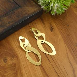 Boucles d'oreilles clous ouvertes texturées dorées tendance pour femmes |   Bijoux géométriques minimalistes en gros - Product Image 4
