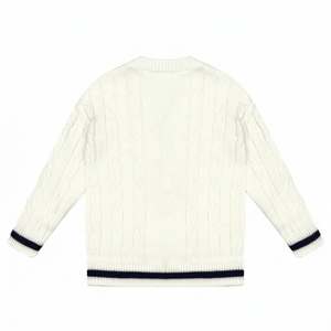 เสื้อสเวตเตอร์คอวีถักลายเคเบิ้ลสีขาวนวล สำหรับชุดนักเรียน นักศึกษา มหาวิทยาลัย ลายทางสีกรมท่า ผู้ผลิตเสื้อแบบสวมหัวสำหรับนักศึกษา ขายส่งแบบ OEM - Product Image 4