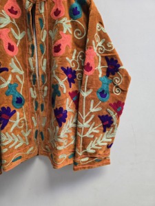 เสื้อแจ็คเก็ตกำมะหยี่สีส้มสไตล์วินเทจสำหรับผู้หญิง งานปักลายดอกไม้สีสันสดใส ทำมือ สไตล์ชาติพันธุ์โบฮีเมียน ขายส่งสำหรับส่งออก - Product Image 5