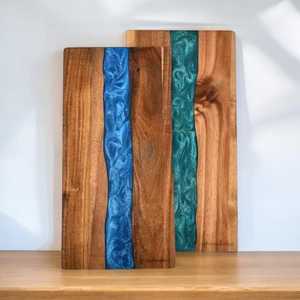 Planche à découper artisanale en bois d'acacia et résine époxy, de qualité supérieure, décorative, pour la cuisine, la préparation des aliments et le service, résistante et robuste. - Product Image 3