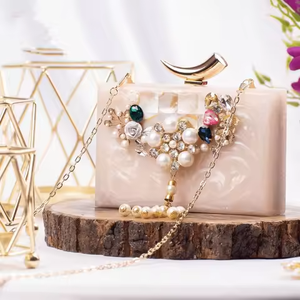 Pochette en résine écologique faite à la main, motif floral complexe, sac à main tendance, sangles perlées, fleur métallique personnalisable - Product Image 1