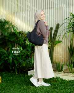 Sac à bandoulière moderne en tissu froissé de qualité supérieure avec fermeture éclair, sangle réglable et espace de rangement organisé - Product Image 2