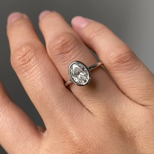 แหวนหมั้นเพชรทรงรี 2 กะรัต เพชรเลี้ยงในห้องปฏิบัติการ ตัวเรือนทอง 14K ประดับเพชรเม็ดเดี่ยว รับรองโดย IGI เครื่องประดับเจ้าสาวที่ผลิตขึ้นอย่างยั่งยืน - Product Image 1