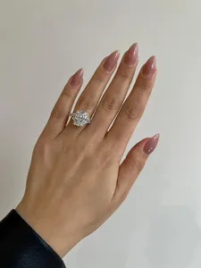 Anillo de Compromiso con Diamante Cultivado en Laboratorio de 7.30 Quilates, Corte Radiante, F/VS1, Oro Amarillo de 14k - Product Image 1