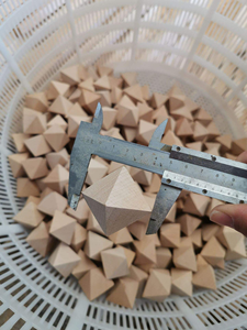 Cadeau de Noël personnalisé - Dés en bois à coins arrondis au design classique pour jeux de société - Product Image 6