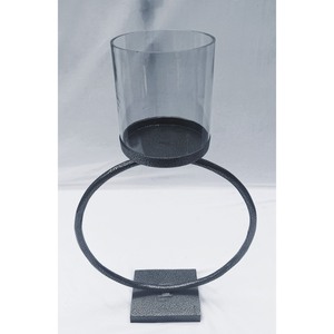 Idéal pour les dîners intimes, ce porte-bougie en métal et verre crée une ambiance chaleureuse et accueillante qui rend chaque instant spécial. - Product Image 6
